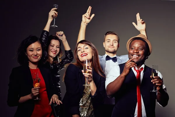 Ritratto Gruppo Giovani Allegri Posa Fotografia Con Champagne Flauti Mano — Foto Stock