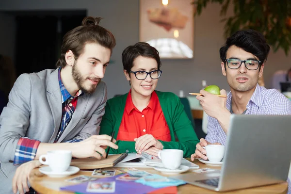 Grupo Jóvenes Creativos Que Usan Ropa Casual Negocios Colaborando Reuniones —  Fotos de Stock