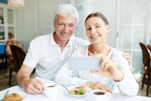 Gli Sposi Più Anziani Affettuosi Che Fanno Selfie Tazza Caffè — Foto Stock