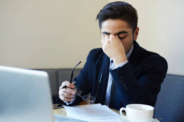 Homem Negócios Tenso Ficou Cansado Depois Dia Estressante Tirou Óculos — Fotografia de Stock