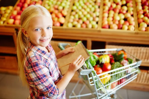 Симпатичная Девушка Составляет Список Товаров Покупки Супермаркете — стоковое фото