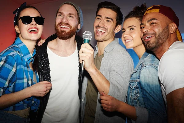 Gruppe Von Kumpels Singt Karaoke Club — Stockfoto