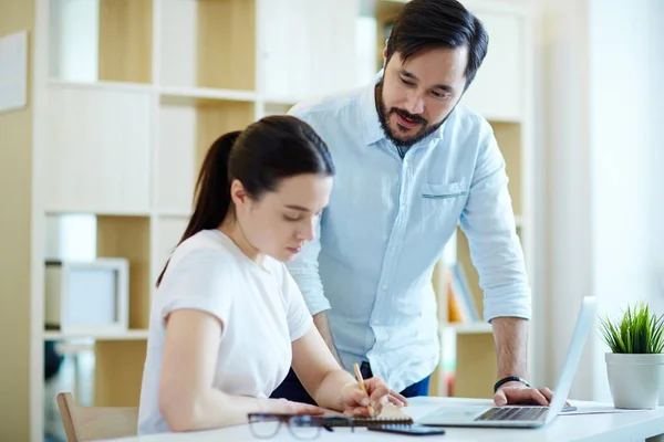 Porträt Eines Asiatischen Mannes Der Jungen Frau Beim Arbeiten Mit — Stockfoto