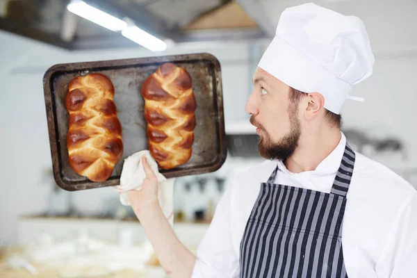 Verbaasd Baker Holding Heet Dienblad Met Gewoon Gebakken Broodjes — Stockfoto