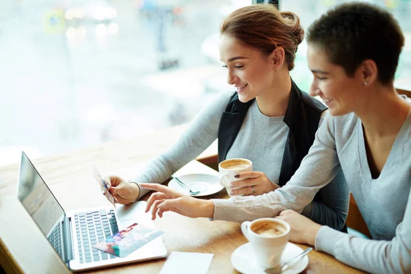 Sorrindo Jovem Mulher Divertindo Com Amigo Eles Desfrutam Delicioso Café — Fotografia de Stock