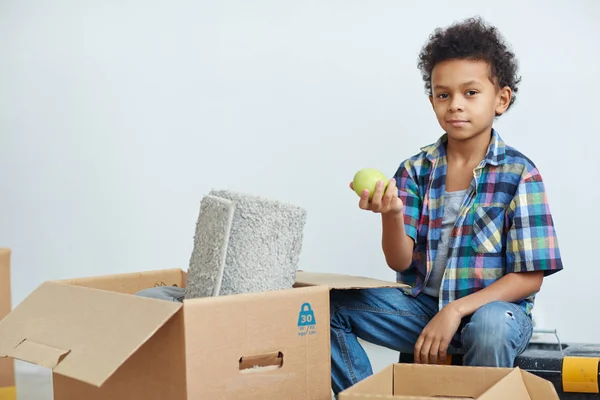 Niño Con Manzana Verde Sentado Por Caja Desempaquetada —  Fotos de Stock