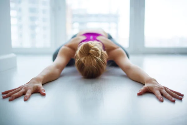 Mujer Joven Haciendo Ejercicios Yoga Casa Acostada Suelo Estirando Los — Foto de Stock