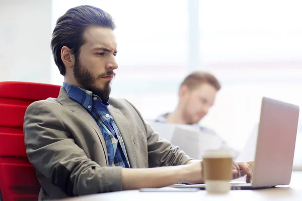 Seriöse Büroangestellte Tippt Arbeitsplatz — Stockfoto