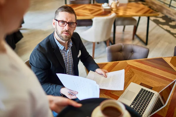 Affärsman Med Papper Tittar Tjänare Café — Stockfoto