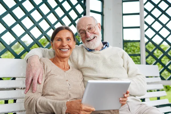 Leeftijd Kaukasische Paar Met Digitale Tablet Besteden Hun Vrije Tijd — Stockfoto