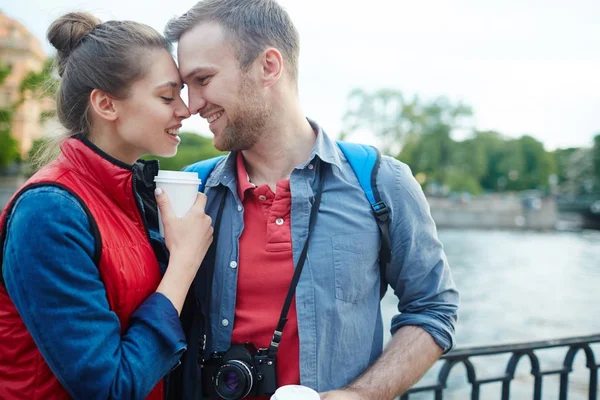 Giovane Fotografo Sua Ragazza Trascorrere Fine Settimana Riva Fiume — Foto Stock