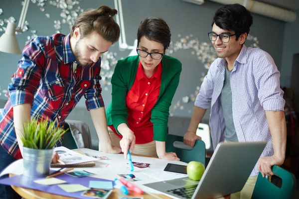 Mujer Negocios Señalando Imagen Mesa Durante Explicación — Foto de Stock