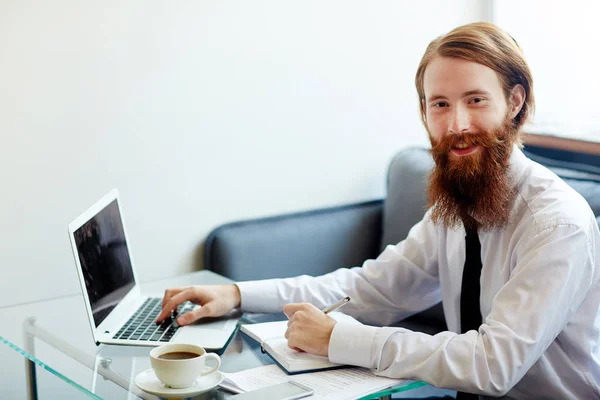 Glücklicher Junger Fachmann Der Netz Stöbert Und Projektpunkte Plant — Stockfoto