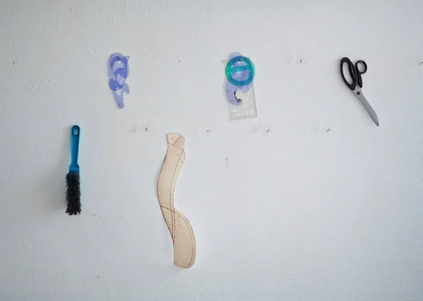 Hintergrundbild Verschiedener Werkzeuge Scherenpinsel Und Lineale Die Der Wand Einem — Stockfoto