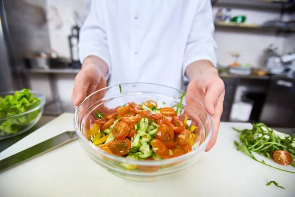 Chef Mostrando Ensalada Cocida Tazón —  Fotos de Stock