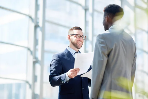 Portret Van Succesvolle Businesman Glimlachen Terwijl Het Overhandigen Van Documenten — Stockfoto