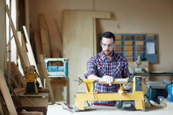 Jonge Timmerman Verwerking Houten Plank Speciale Houtbewerking Machine — Stockfoto