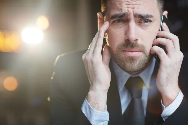 Retrato Hombre Negocios Barbudo Moderno Con Traje Formal Que Confundido — Foto de Stock