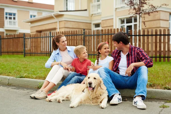 Famiglia Nuovi Coloni Che Parlano Mentre Siede Sull Erba Nuovo — Foto Stock