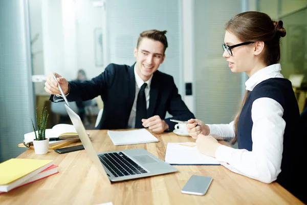 Cheerful Young Managers Brainstorming Joint Project While Gathered Together Modern — Stock Photo, Image