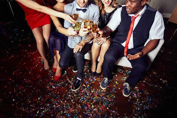 Vista Alto Angolo Gruppo Irriconoscibile Amici Brindare Con Flauti Champagne — Foto Stock