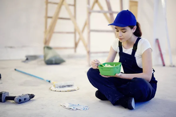 Retrato Mulher Jovem Vestindo Trabalhadores Uniforme Sentado Pernas Cruzadas Chão — Fotografia de Stock