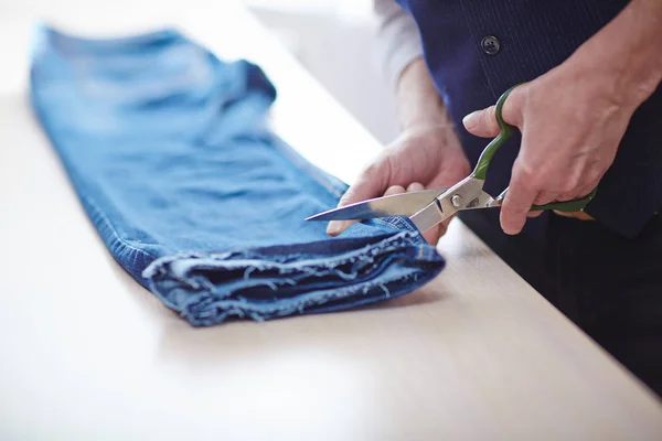 Primeros Planos Del Hombre Cortando Pantalones Vaqueros Mesa Sastres Atelier —  Fotos de Stock