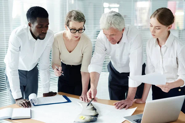 Gruppo Multietnico Esaminatori Forensi Abiti Formali Riuniti Tavolo Dell Ufficio — Foto Stock