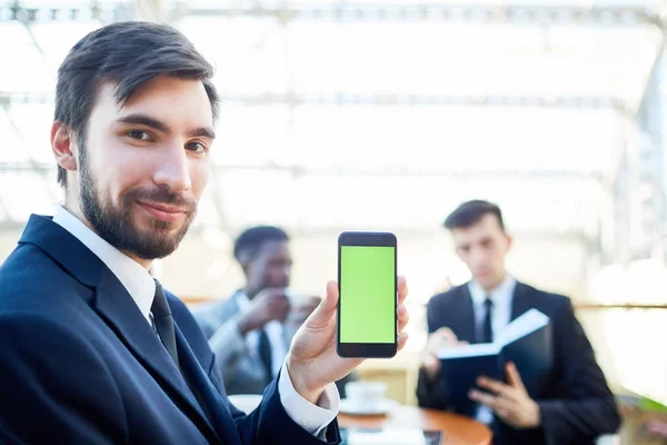 Retrato Hombre Negocios Guapo Moderno Mostrando Aplicación Mbile Pantalla Del — Foto de Stock