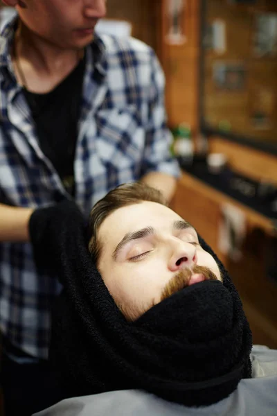 Barbeiro Profissional Envolvendo Cara Homem Por Toalha Quente Antes Fazer — Fotografia de Stock