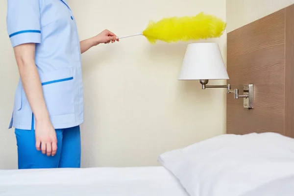 Hotelangestellte Mit Staubwedel Macht Hausarbeit Zimmer — Stockfoto