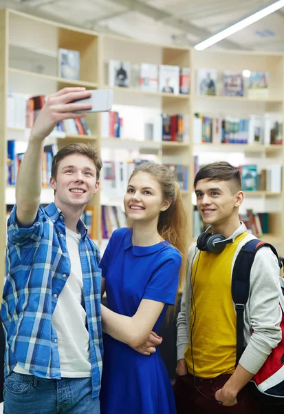 Grupo Amigos Universidad Haciendo Selfies Biblioteca — Foto de Stock