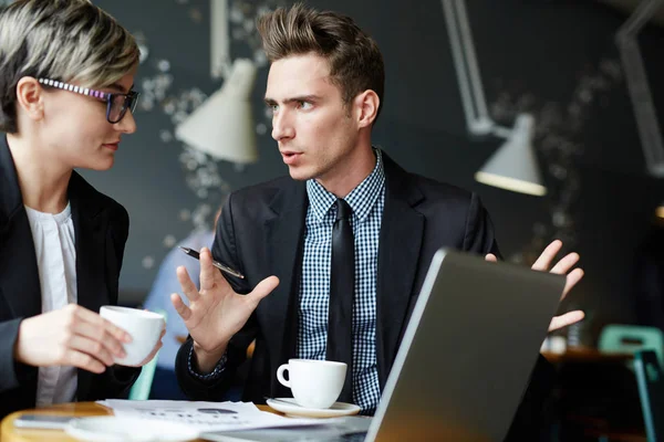 Zeitgenössische Makler Diskutieren Bei Kaffee Café Über Neue Finanzveränderungen — Stockfoto