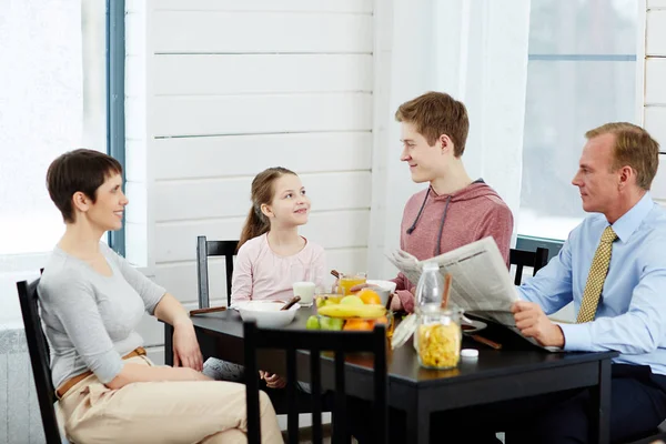 Família Quatro Pessoas Conversando Por Mesa Após Café Manhã — Fotografia de Stock