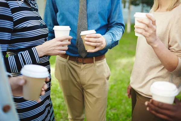 Coworkers Che Rilassano Nel Parco Primaverile Durante Giornata Lavorativa Bevono — Foto Stock