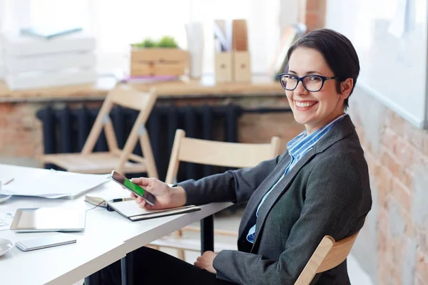 Corredor Femenino Con Smartphone Sentado Lugar Trabajo —  Fotos de Stock