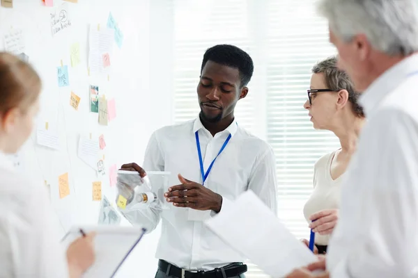 Schöner Afrikanisch Amerikanischer Polizeibeamter Zeigt Seinem Team Beweismaterial Vom Tatort — Stockfoto