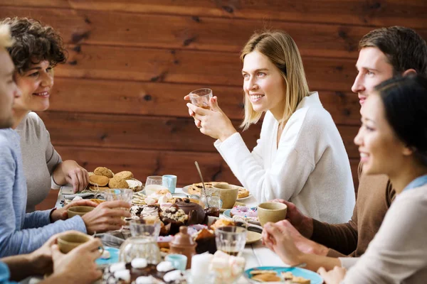 Jovens Simpáticos Reunidos Por Mesa Festiva Servida Com Pastelaria Caseira — Fotografia de Stock