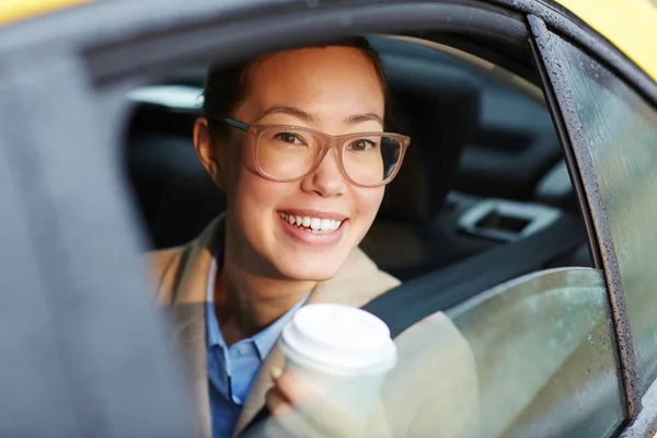 女实业家坐在驾驶室的咖啡杯 — 图库照片