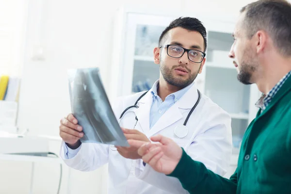 Radiologista Confiante Mostrando Resultados Teste Raios Para Seu Paciente — Fotografia de Stock