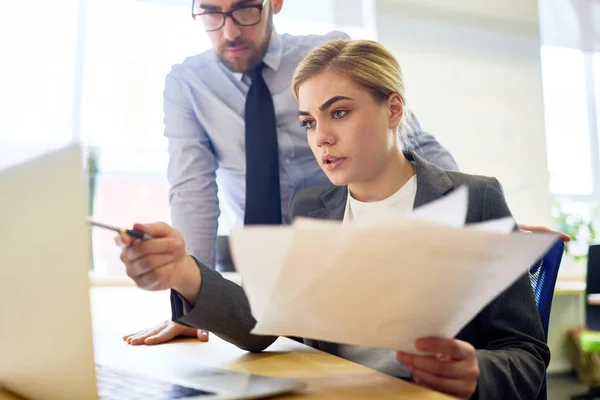 Dipendente Fiducioso Con Documenti Che Puntano Allo Schermo Del Computer — Foto Stock