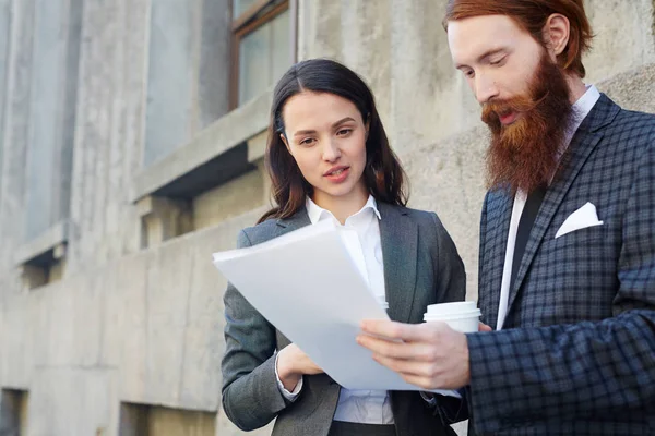 Jonge Economen Bespreken Papers Stedelijke Omgeving — Stockfoto