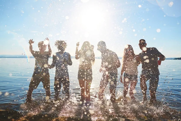 幸せな若い男性と女性の水のダンスのグループ — ストック写真