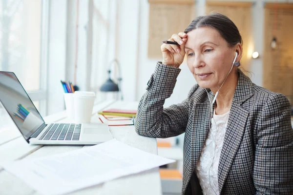 Empresária Moderna Com Fones Ouvido Contrato Leitura Currículo — Fotografia de Stock