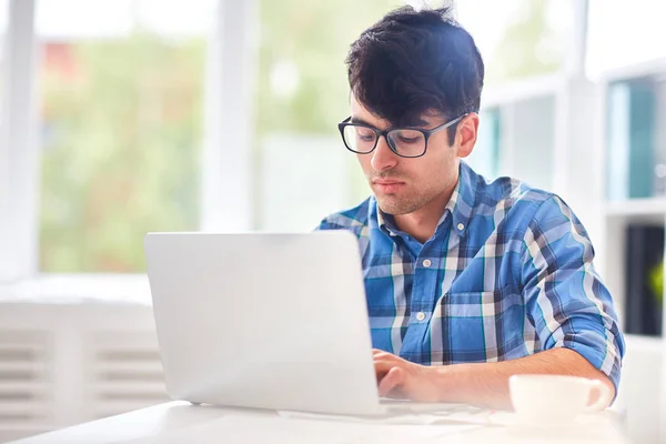Moderne Man Typen Laptop Bij Het Analyseren Van Gegevens Het — Stockfoto