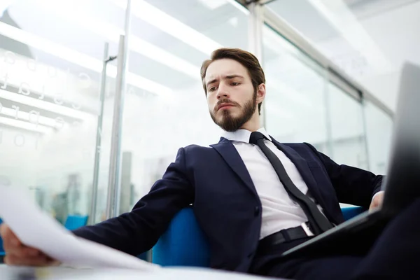 Jonge Manager Zich Concentreren Het Lezen Van Financiële Kranten — Stockfoto