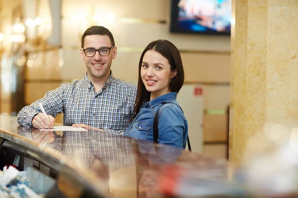 Heureux Touristes Inscrits Dans Hall Hôtel — Photo