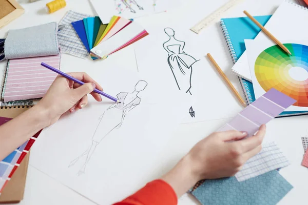 Színezés Dress Modell Halvány Lila Ruhákat Tervező — Stock Fotó