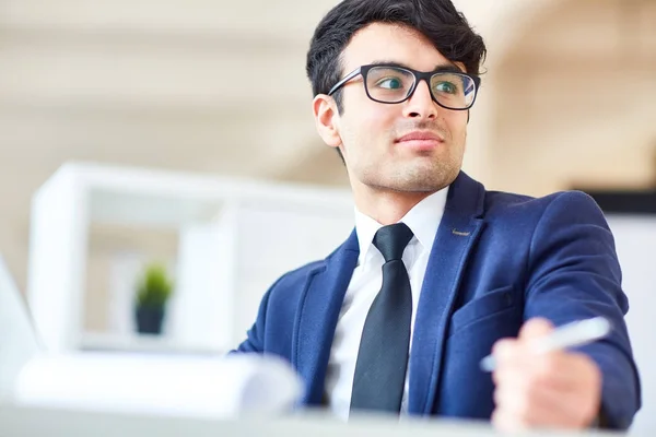 Selbstbewusster Manager Der Jemanden Während Eines Geschäftsgesprächs Ansieht — Stockfoto