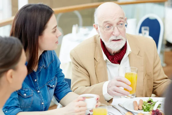 Man Met Grijze Baard Glas Sinaasappelsap Houden Terwijl Het Praten — Stockfoto